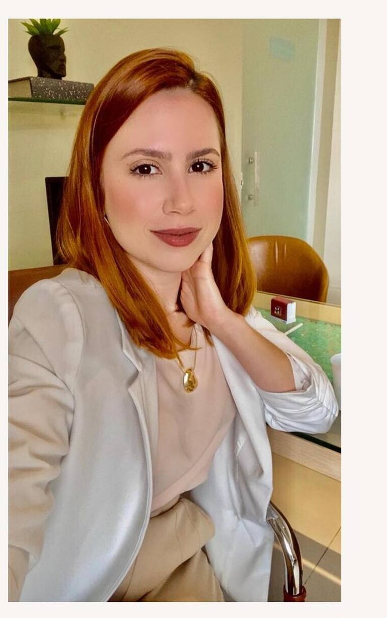Dra. Beatriz Fernandes em seu consultório de gastroenterologia em Fortaleza