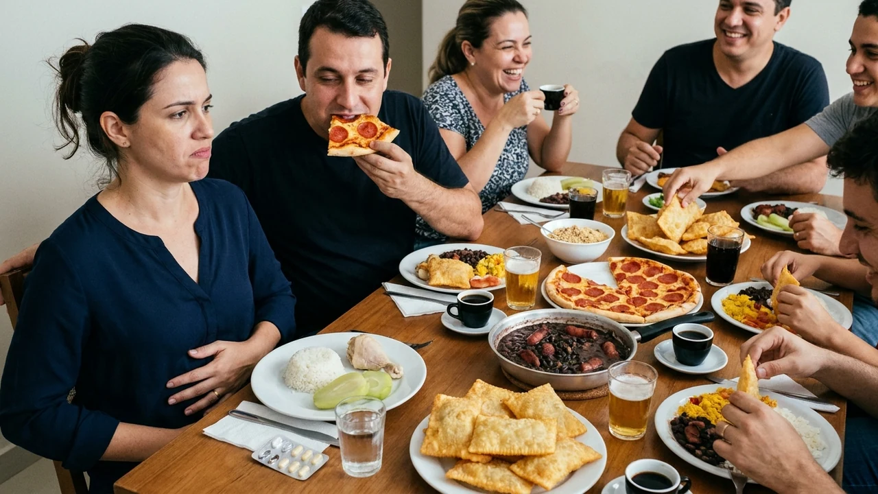 Almoço em família: na mesa, pizza de calabresa, pastéis fritos, linguiça, feijão, cerveja, refrigerante e café; o único prato diferente tem arroz branco, frango cozido e chuchu, com copo de água e uma cartela de remédio ao lado